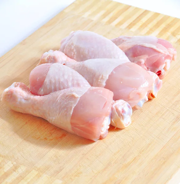 焼きたての鶏の肉のドラムスティック作品 調理する準備ができて袋 まな板に — ストック写真