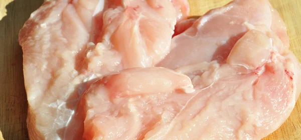 Taze Çiğ Tavuk Eti Göğüs Parçaları Pişirmeye Hazır Kesme Tahtasında — Stok fotoğraf