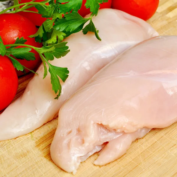 Frische Rohe Hähnchenbruststücke Fertig Zum Kochen Mit Tomaten Und Petersilie — Stockfoto