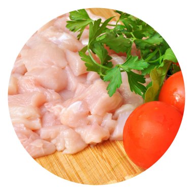 Taze çiğ tavuk eti göğüs parçaları, pişirmeye hazır, domates ve maydanozlu.