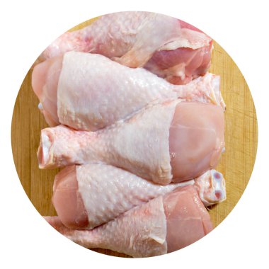 Taze pişmemiş tavuk budu parçaları, pişirmeye hazır bebek, kesme tahtasında.