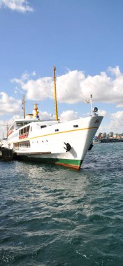 Beyaz yolcu gemisi feribotu, yolcu taşıyor, Sirkeci İstanbul Türkiye