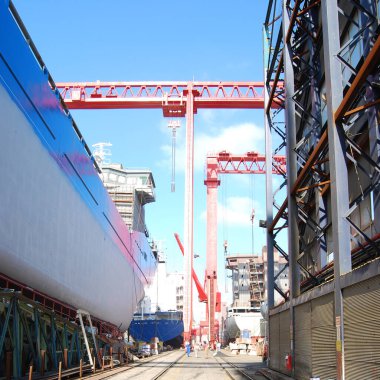 Büyük tonaj çelik gemi tersanede yapım aşamasında, gemi yapımı devam ediyor