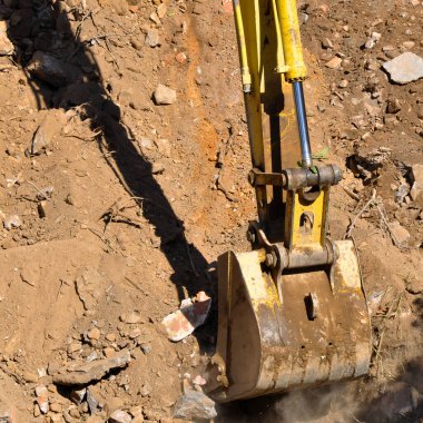 Kazıcı inşaat sahasında, kazı sahasında ve kazıcıda çalışmaya devam ediyor 