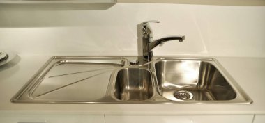 Lüks modern mutfak ve paslanmaz çelik lavabo, musluk ve drenaj.