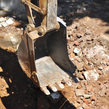 Kazıcı inşaat sahasında, kazı sahasında ve kazıcıda çalışmaya devam ediyor 