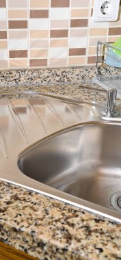 Lüks modern mutfak ve paslanmaz çelik lavabo, musluk ve drenaj.