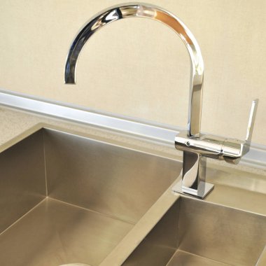 Lüks modern mutfak ve paslanmaz çelik lavabo, musluk ve drenaj.