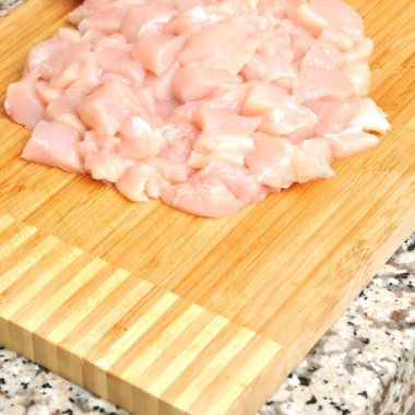 Taze çiğ tavuk eti göğüs parçaları, pişirmeye hazır, domatesli.