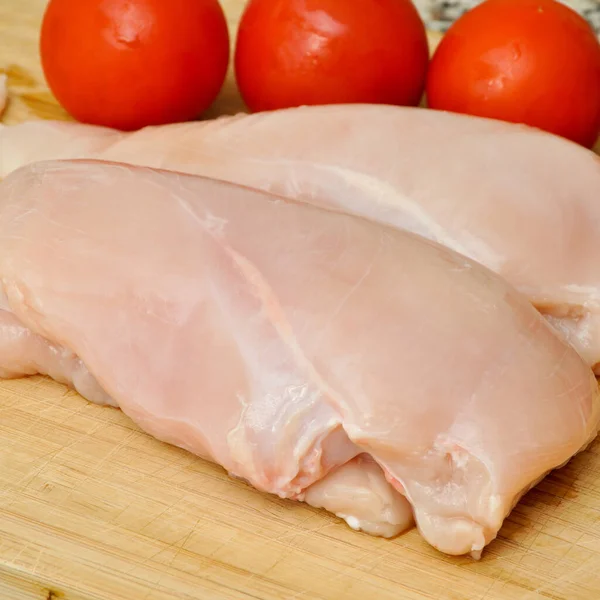 新鲜生鸡胸肉片 准备烹调 用西红柿 — 图库照片