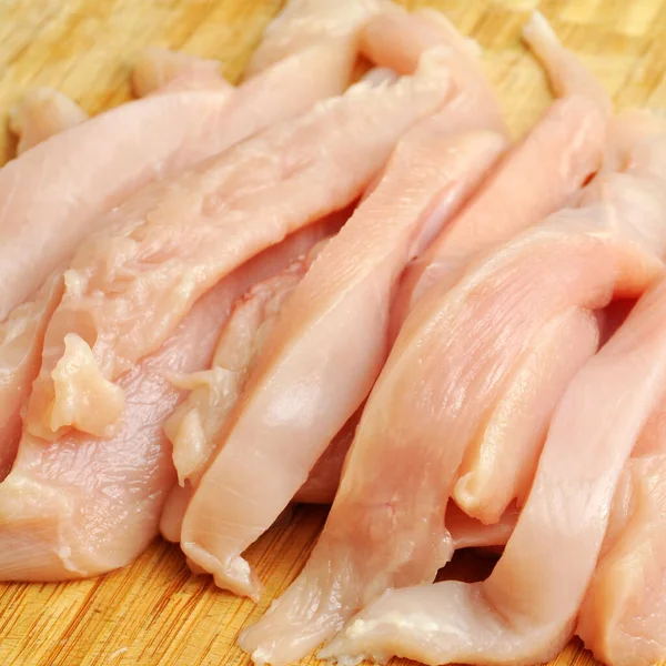 Świeże Kawałki Surowego Mięsa Kurczaka Gotowe Gotowania Desce Krojenia — Zdjęcie stockowe