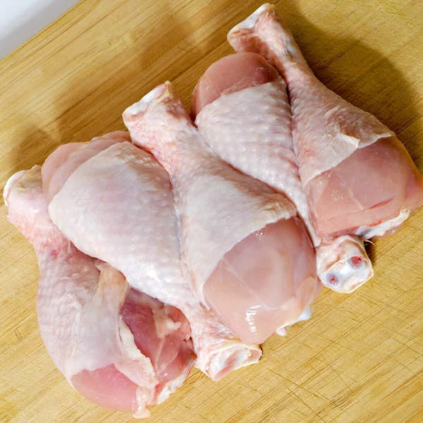 Φρέσκα Άψητα Κομμάτια Κρέατος Κοτόπουλου Κουλούρι Έτοιμο Για Μαγείρεμα Ξύλο — Φωτογραφία Αρχείου
