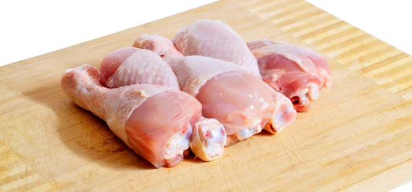 焼きたての鶏の肉のドラムスティック作品 調理する準備ができて袋 まな板に — ストック写真