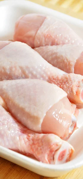 Świeże Niegotowane Kawałki Paluszków Kurczaka Opakowaniu Gotowe Gotowania Desce Krojenia — Zdjęcie stockowe