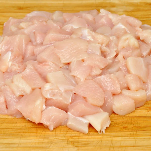 Świeże Kawałki Surowego Mięsa Kurczaka Gotowe Gotowania Desce Krojenia — Zdjęcie stockowe