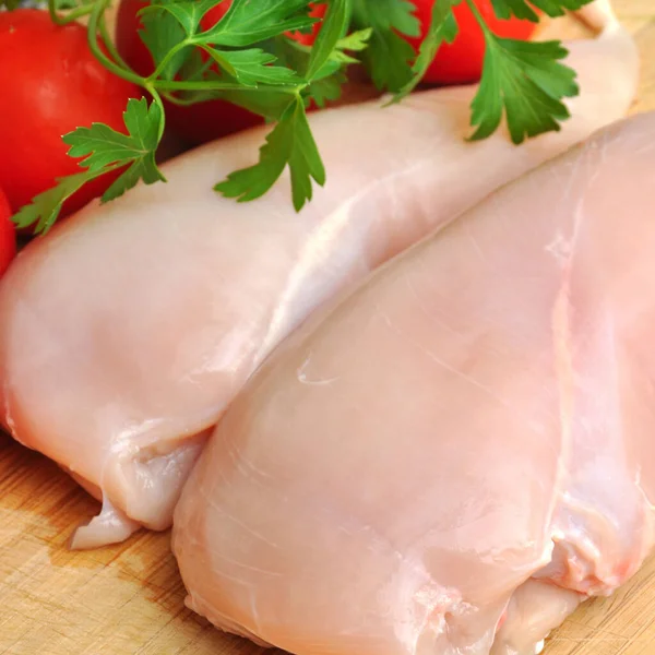 Frische Rohe Hähnchenbruststücke Fertig Zum Kochen Mit Tomaten Und Petersilie — Stockfoto