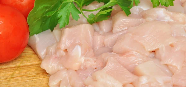 新鲜生鸡胸肉片 准备烹调 配以西红柿和欧芹 — 图库照片