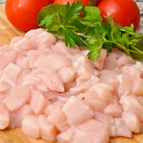 Świeże Kawałki Surowego Mięsa Kurczaka Gotowe Gotowania Pomidorem Pietruszką — Zdjęcie stockowe