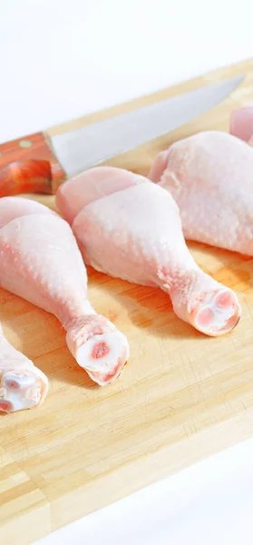 Φρέσκα Άψητα Κομμάτια Κρέατος Κοτόπουλου Και Μαχαίρι Κουλούρι Έτοιμο Για — Φωτογραφία Αρχείου