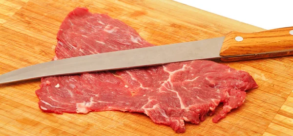非常に新鮮な赤牛の肉と鋭いナイフをきれいに まな板と隔離された白い背景に — ストック写真
