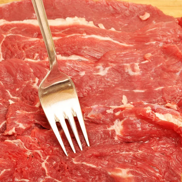 非常に新鮮な赤生肉の牛肉をきれいにし フォーク 赤牛の肉のテクスチャ — ストック写真