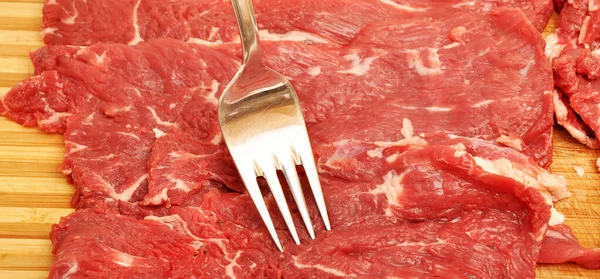 非常に新鮮な赤牛の肉の牛肉とフォークをきれいに まな板上の竹 牛の肉のテクスチャ — ストック写真