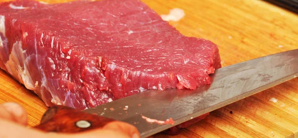 Pulite Carne Mucca Cruda Rossa Freschissima Coltello Affilato Sul Tagliere — Foto Stock