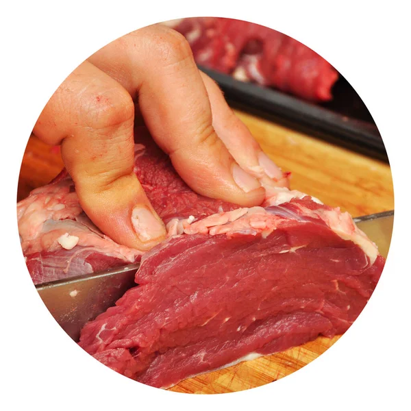 非常に新鮮な赤牛の肉と鋭いナイフをきれいに まな板の上に — ストック写真