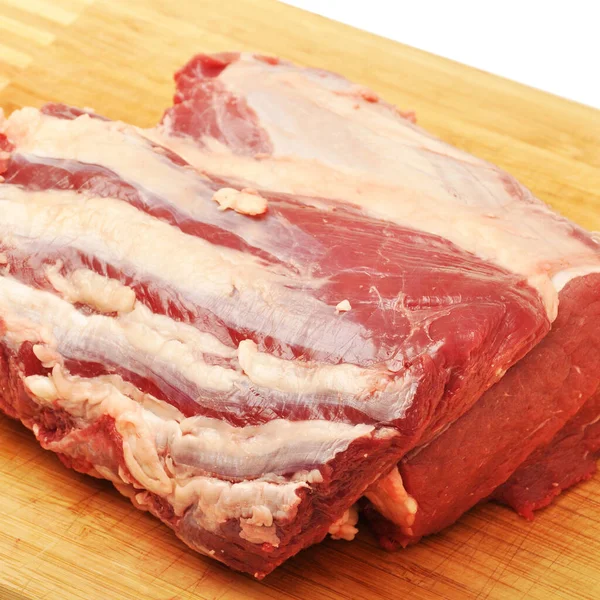 白の背景の質感に隔離された非常に新鮮な赤牛の肉の牛肉をきれいにします — ストック写真