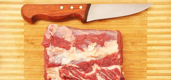 빨간색 소고기 쇠고기와 절단보드에 대나무 소고기 — 스톡 사진