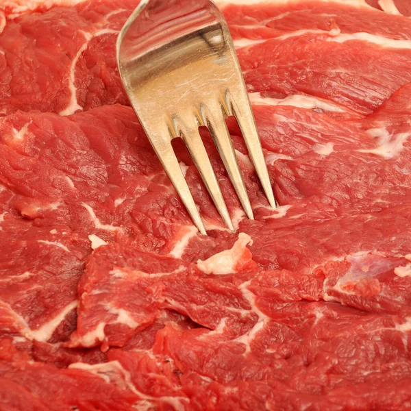 清净鲜红生肉牛肉和叉子 红牛肉质 — 图库照片