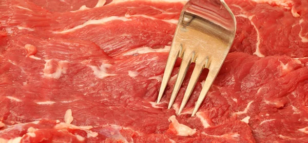 非常に新鮮な赤生肉の牛肉をきれいにし フォーク 赤牛の肉のテクスチャ — ストック写真