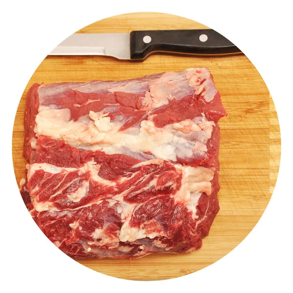 きれいな非常に新鮮な赤牛の肉牛鋭いナイフ まな板上の竹 牛の肉のテクスチャ — ストック写真
