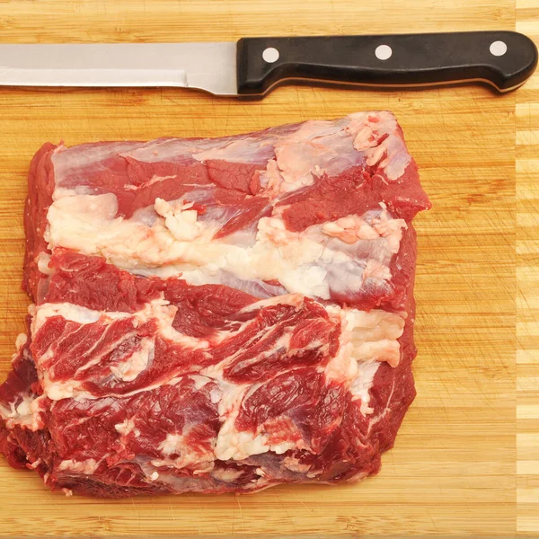 Чистый Свежий Красный Сырой Мясо Коровы Острый Нож Бамбук Разделочной — стоковое фото