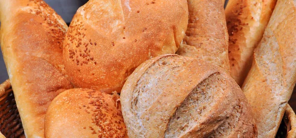 Pão Fresco Cozido Nutritivo Dourado Caseiro Uma Cesta Vime — Fotografia de Stock