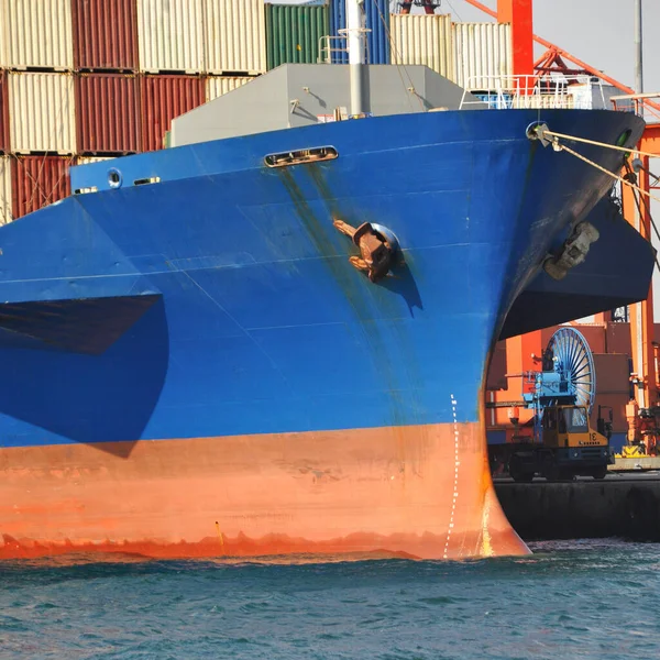 Niebieski Statek Towarowy Zaangażowany Międzynarodowy Transport Logistyczny Załadunek Porcie Harem — Zdjęcie stockowe