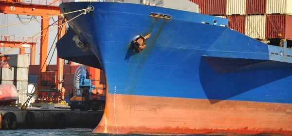 Niebieski Statek Towarowy Zaangażowany Międzynarodowy Transport Logistyczny Załadunek Porcie Harem — Zdjęcie stockowe