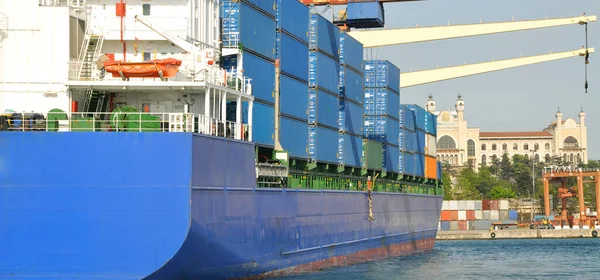Modrá Nákladní Loď Provozující Mezinárodní Logistickou Přepravu Nakládku Přístavu Harem — Stock fotografie