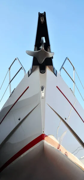 Büyük Fiberglas Gemi Tersanede Yapım Aşamasında Gemi Yapımı Devam Ediyor — Stok fotoğraf