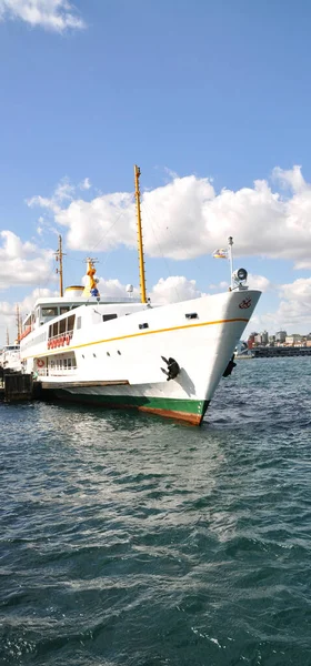 Transporte Ferry Cruceros Blancos Transporte Pasajeros Sirkeci Estambul Turquía —  Fotos de Stock