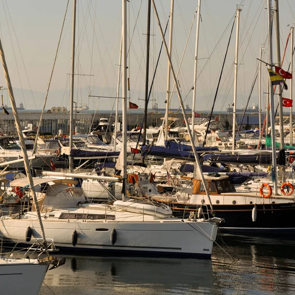 Марина Чекає Човни Багато Човнів Стамбулі Туреччина — стокове фото