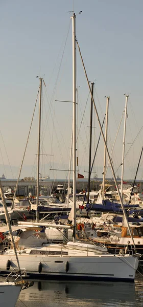 Marina Väntar Båtar Många Båtarna Hamnen Istanbul Turkiet — Stockfoto