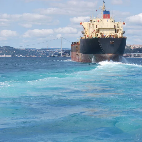Nemzetközi Logisztikai Szállítással Foglalkozó Isztambuli Boszporuszon Áthaladó Nagy Teherhajó Konténerszállító — Stock Fotó