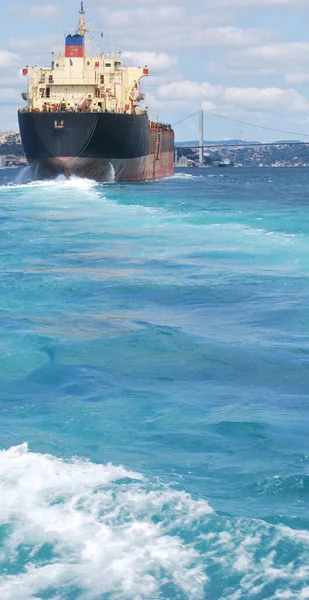 Nemzetközi Logisztikai Szállítással Foglalkozó Isztambuli Boszporuszon Áthaladó Nagy Teherhajó Konténerszállító — Stock Fotó