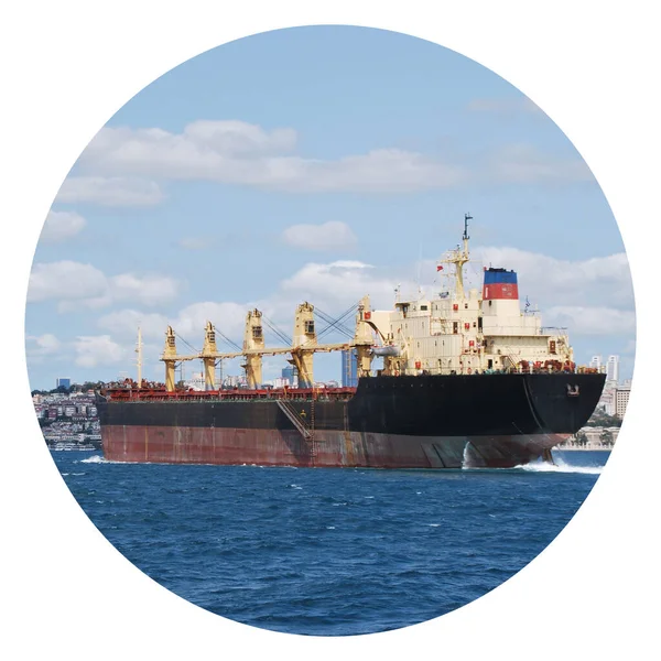 大型貨物船 コンテナを運ぶ貨物船 国際物流輸送に従事し イスタンブールボスポラスを通過 — ストック写真