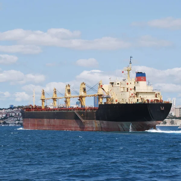 Duży Statek Towarowy Statek Towarowy Przewożący Kontenery Zaangażowany Międzynarodowy Transport — Zdjęcie stockowe