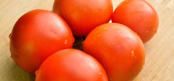 新鲜的 美味的 西红柿 所有的有机西红柿 新鲜的有机西红柿 分离在切菜板上 — 图库照片