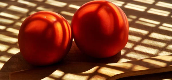 新鲜美味的西红柿 所有的有机西红柿 新鲜的有机西红柿 旁边的木勺 在切菜板上 — 图库照片