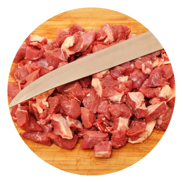 切菜板上干净新鲜的红牛肉和一把锋利的小刀 — 图库照片