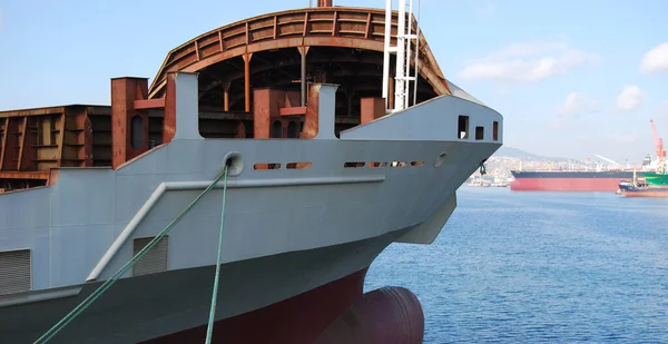 大吨位钢船正在造船厂建造中 造船业仍在继续 — 图库照片